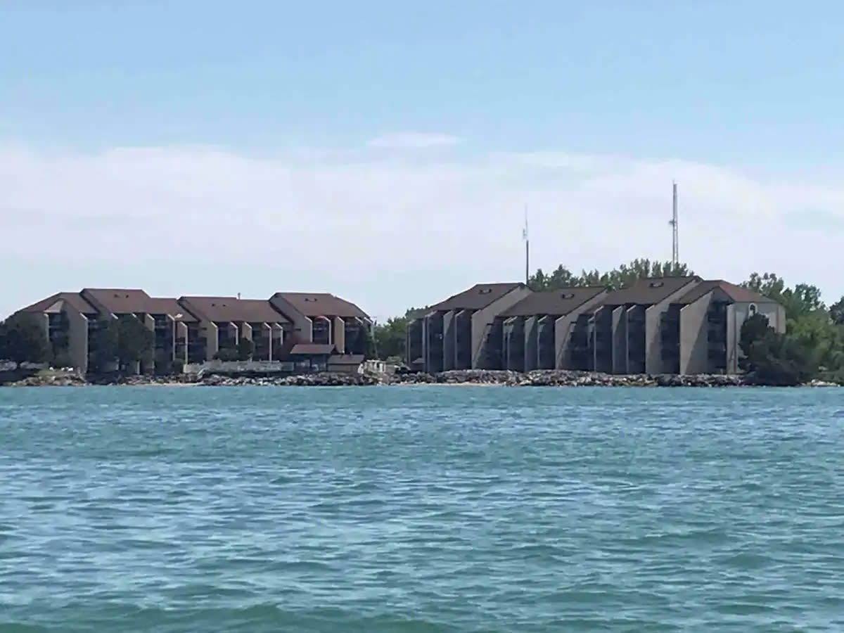 Beautiful Family Friendly 3rd Floor Condo on Lake Erie!