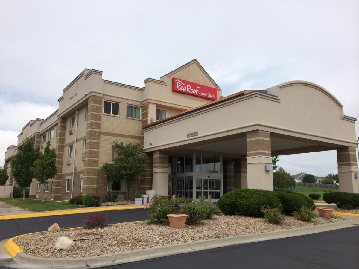 Red Rooz Red Roof Inn & Suites
