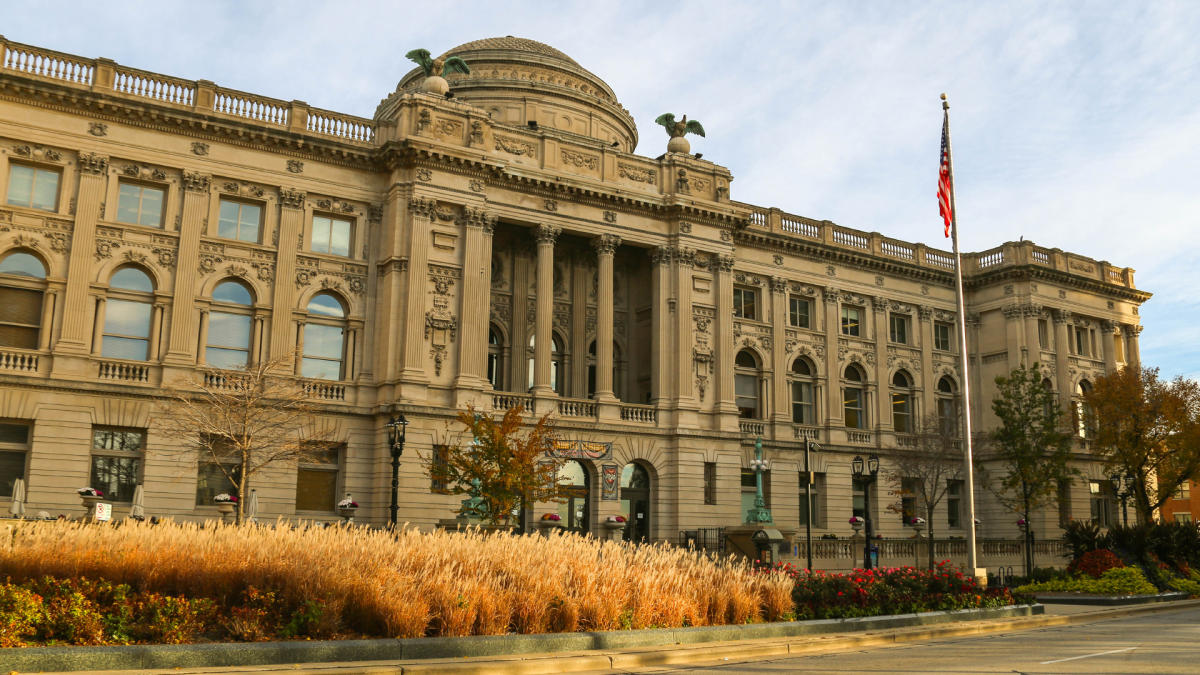 Milwaukee Public Library Milwaukee, WI 53233