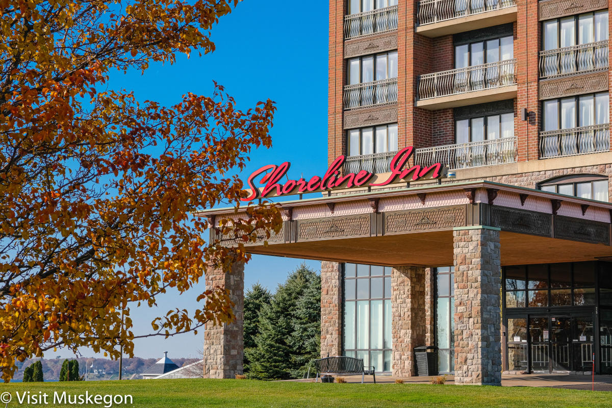 Shoreline Inn & Conference Center Muskegon: Why This Lake Michigan Spot Hits Different