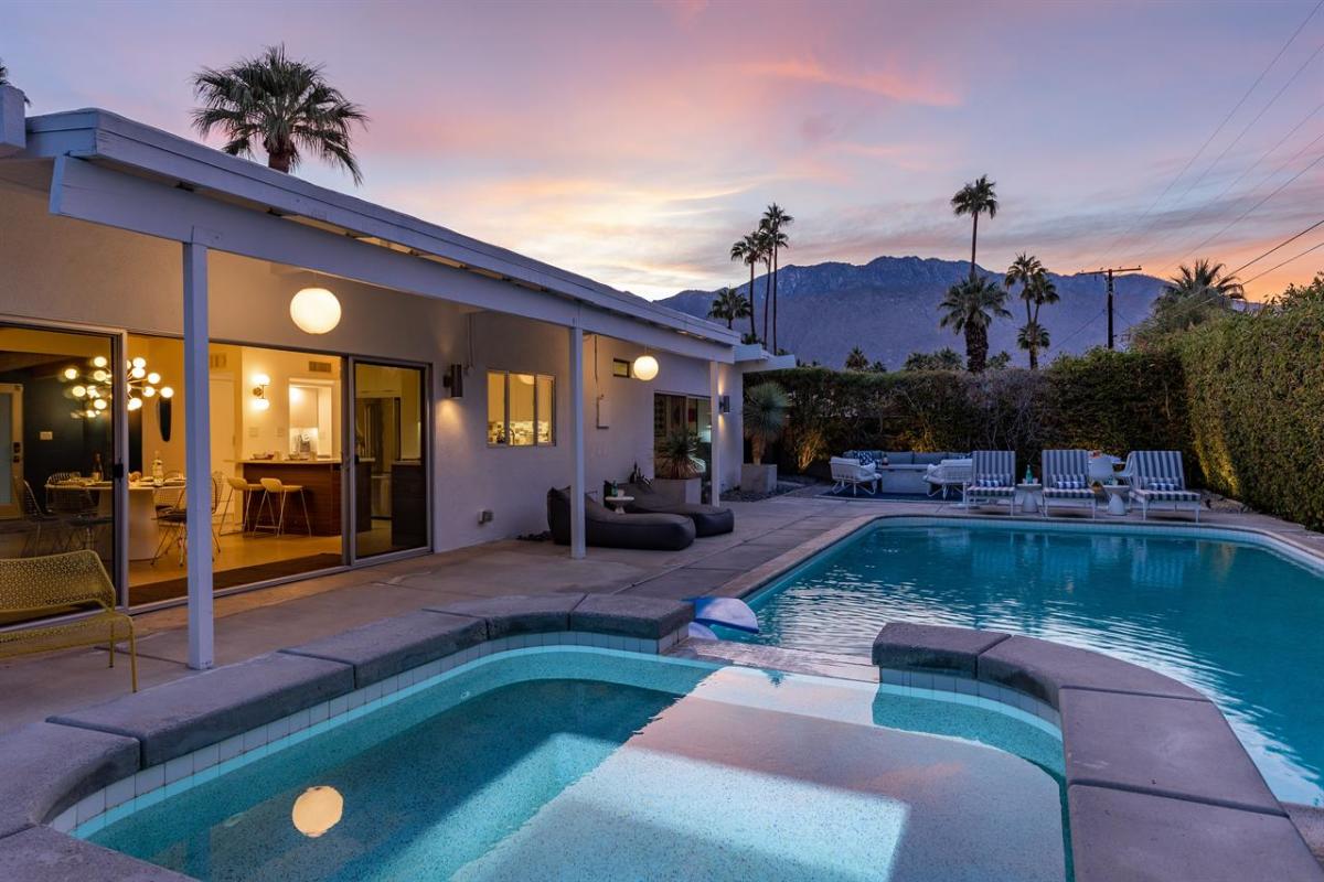 Mid Century Mood House - Fabulous Alexander Home. 3bd/2ba. Hosted by ...