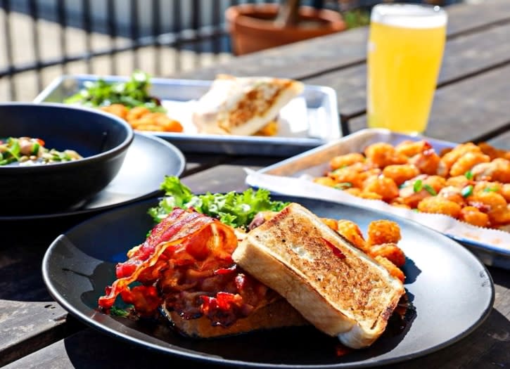 Flying Machine Oyster Bar Reviews Summary