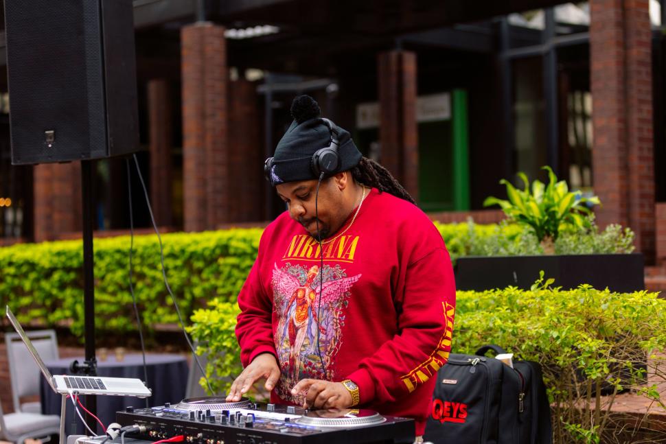 DJ