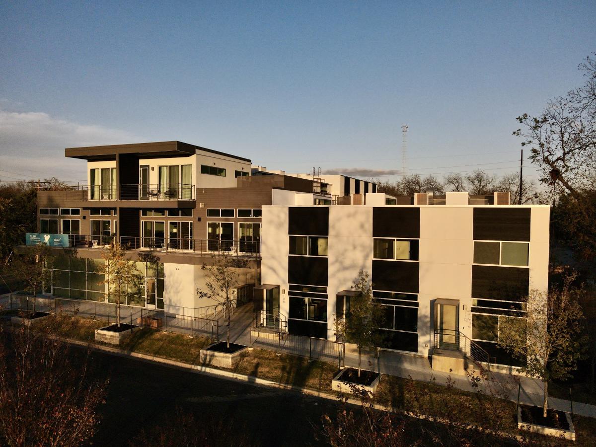 LUX Penthouse w/Glass Wall, Rooftop Patio + Fire Pit Austin, TX