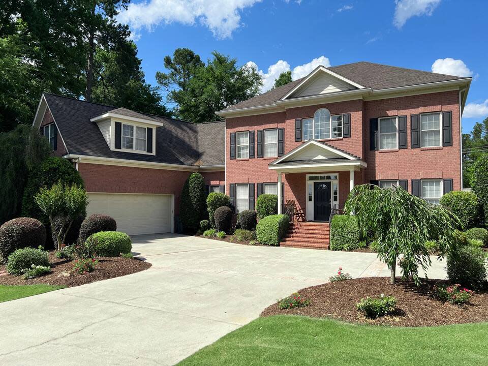 Large 5B/3.5b home with 6 gel foam beds Genetix 14