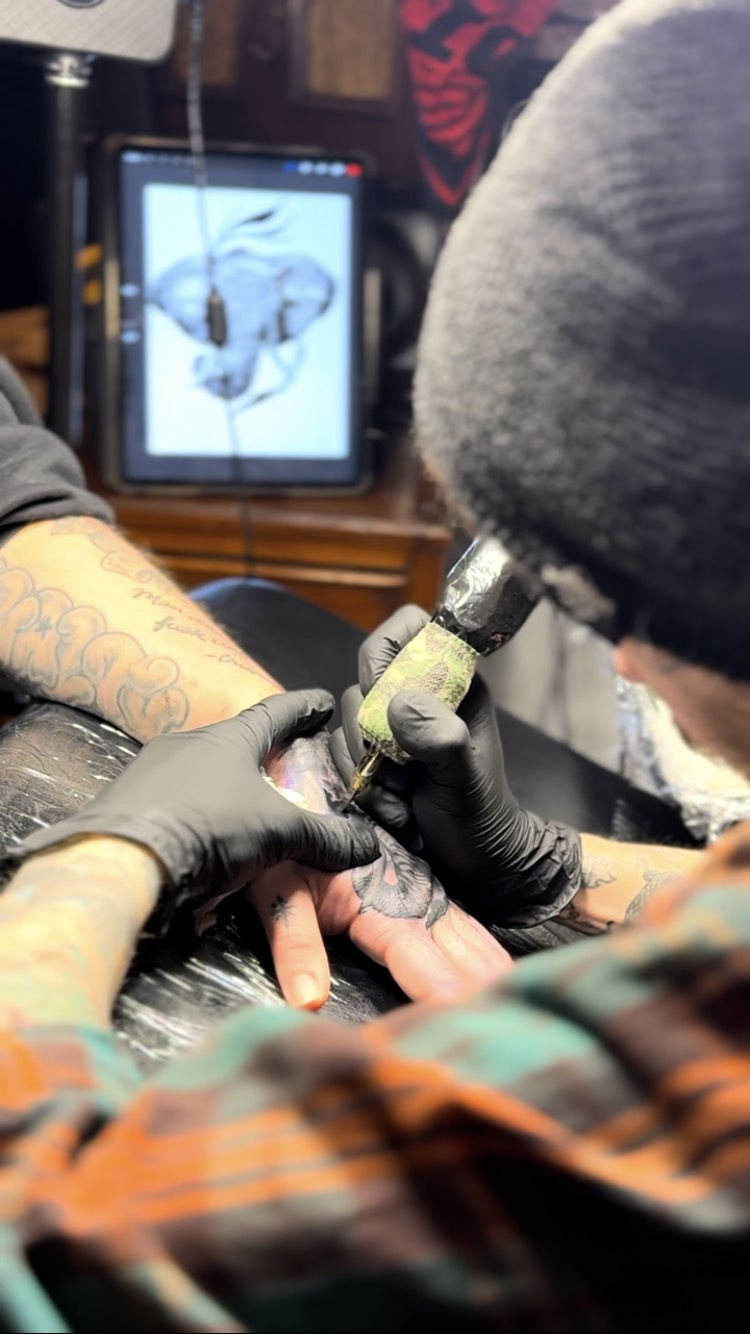 Space Coyote Tattoo, image size:750x1334