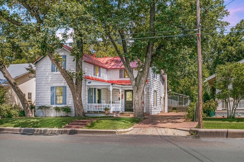 Texas Rose Bed & Breakfasts / Guesthouses / Inns