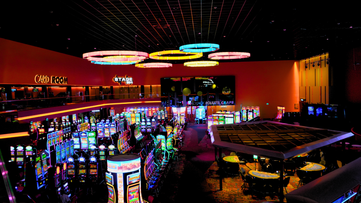 Eine metaphorische Darstellung eines organisierten Casino-Bodens mit verschiedenen Spielbereichen, die die Struktur und Angebotsvielfalt von Online-Casinos wie dendera symbolisiert.