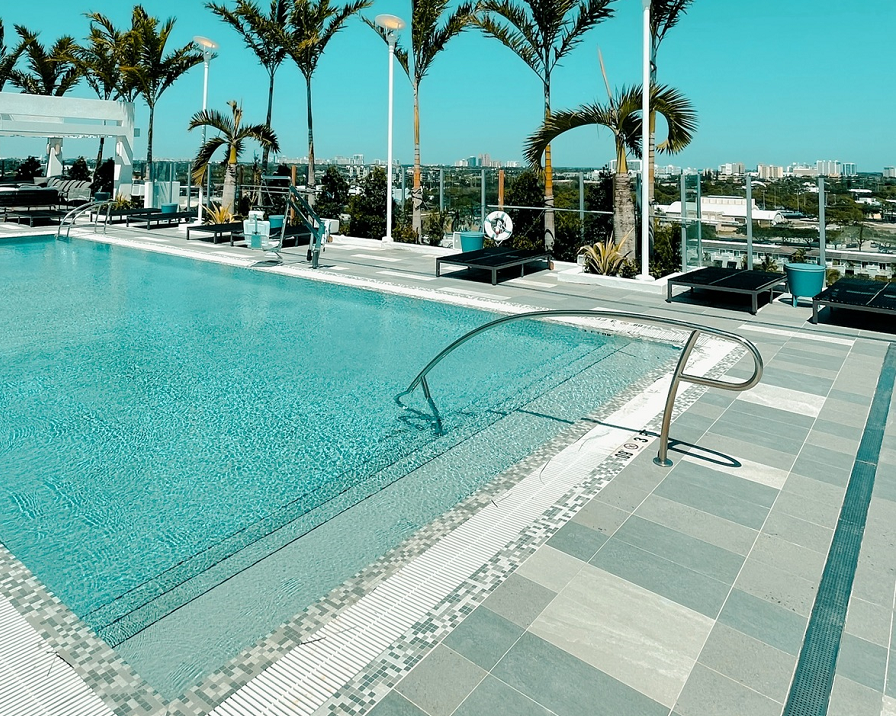 THE EASTON ROOFTOP POOL LOUNGE