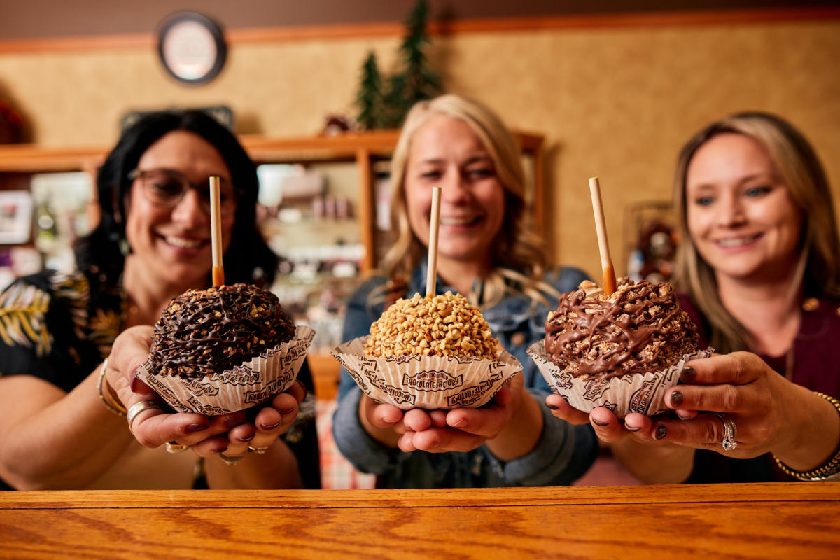  apple オイバ・トイッカ ラスター アップル Rocky Mountain Chocolate Factory in Galena, IL | Galena Country