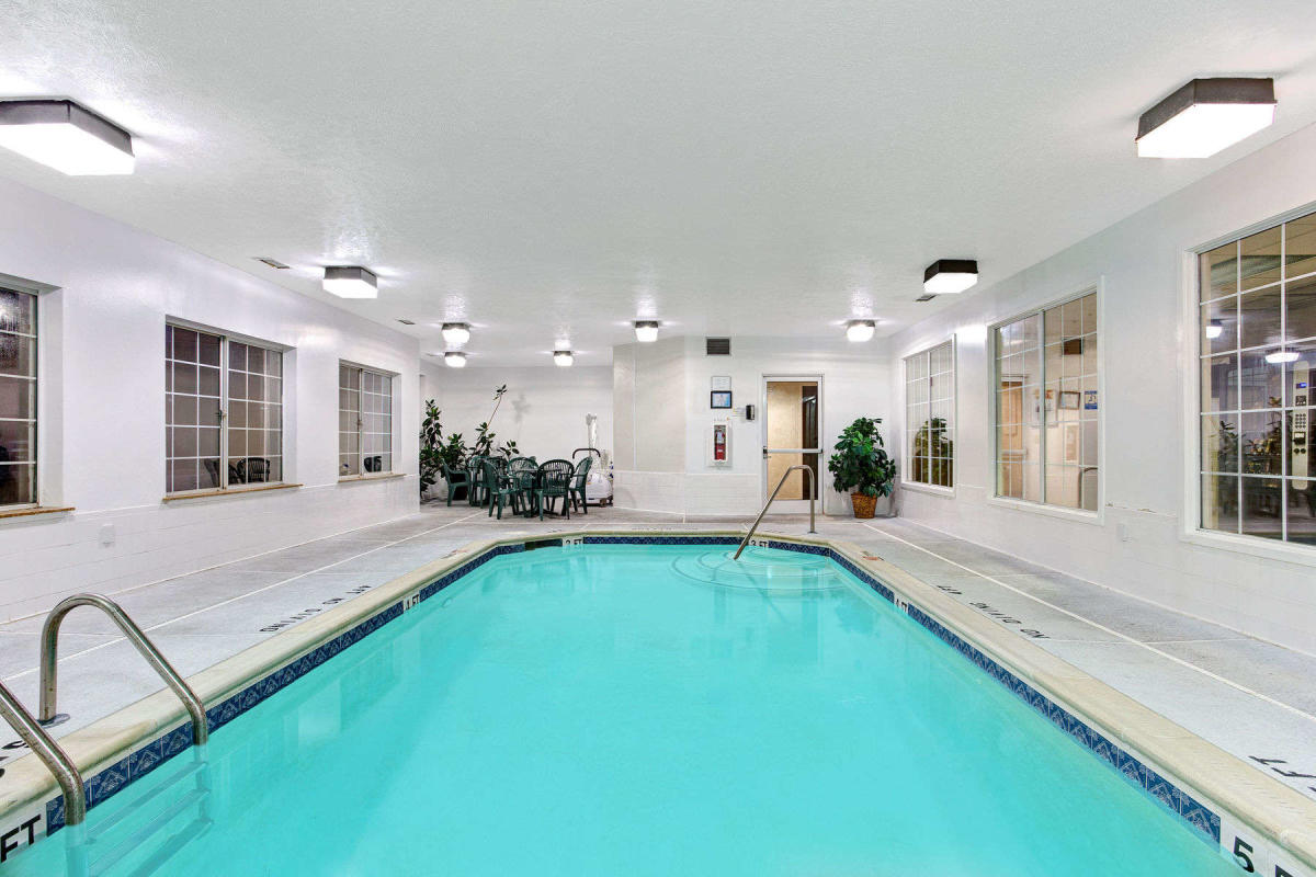 Smithfield Pool Super 8