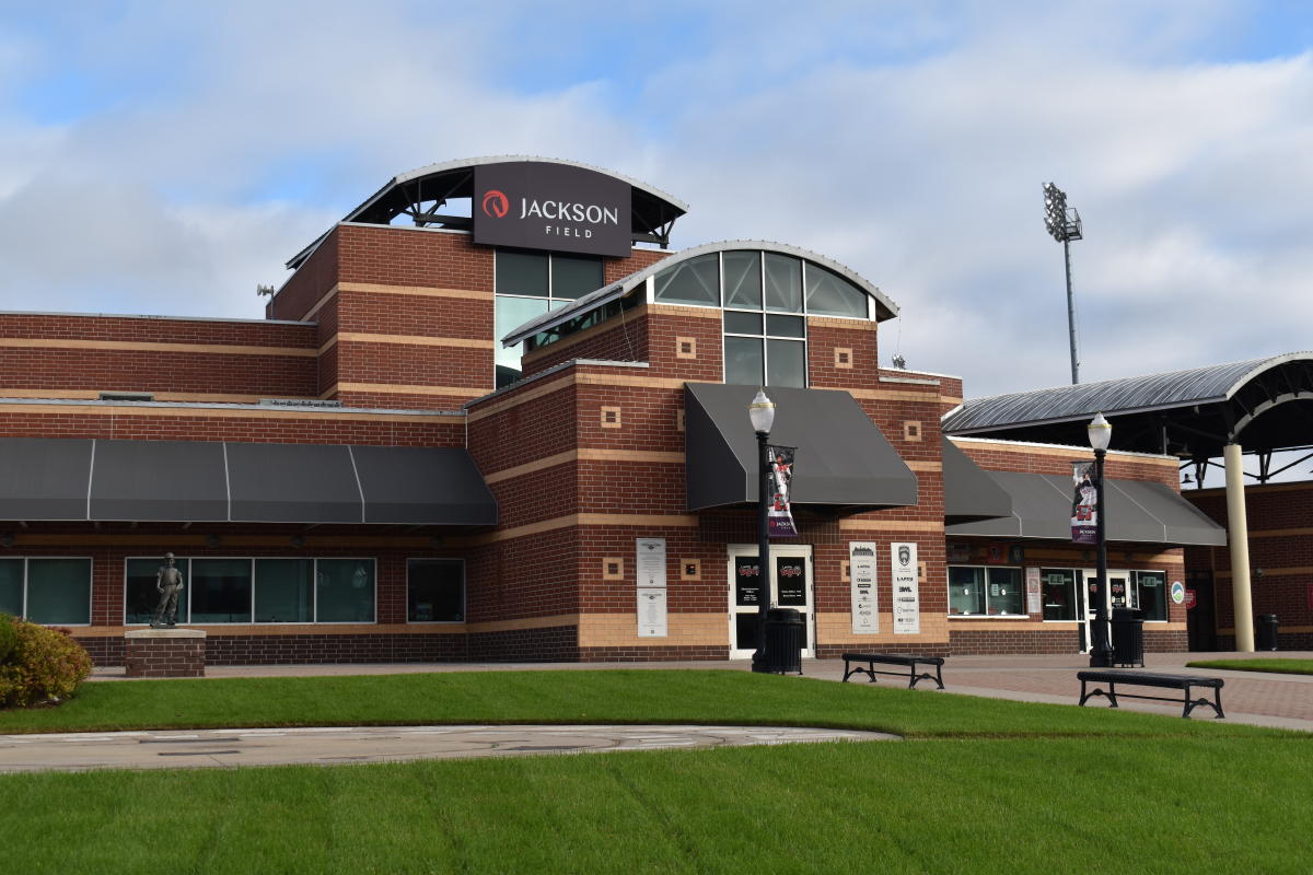 Lansing, MI (Jackson Field and Lansing Brewing Co.) – Ballparks and Brews