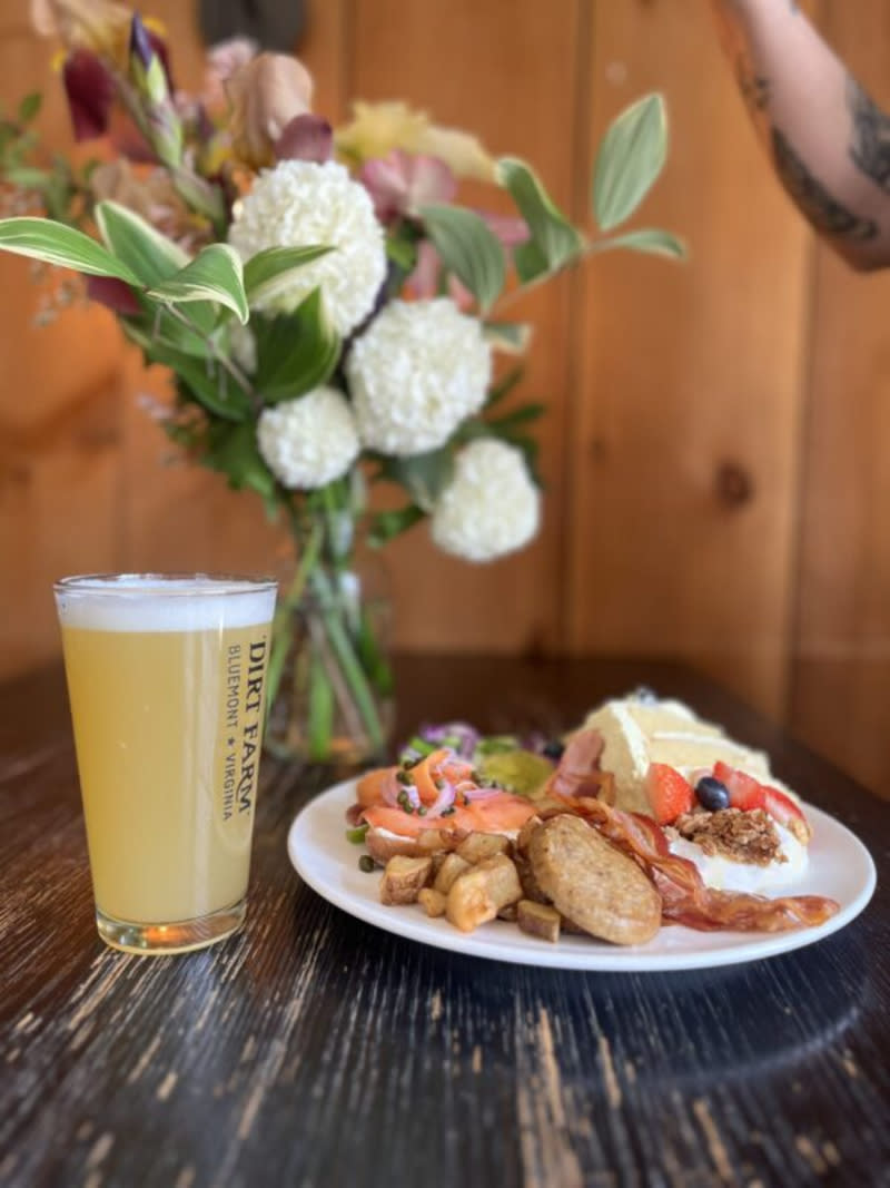 Bush de brunt ブラント モーニングアウト morning out Mother's Day Brunch Buffet & Bouquets at Dirt Farm