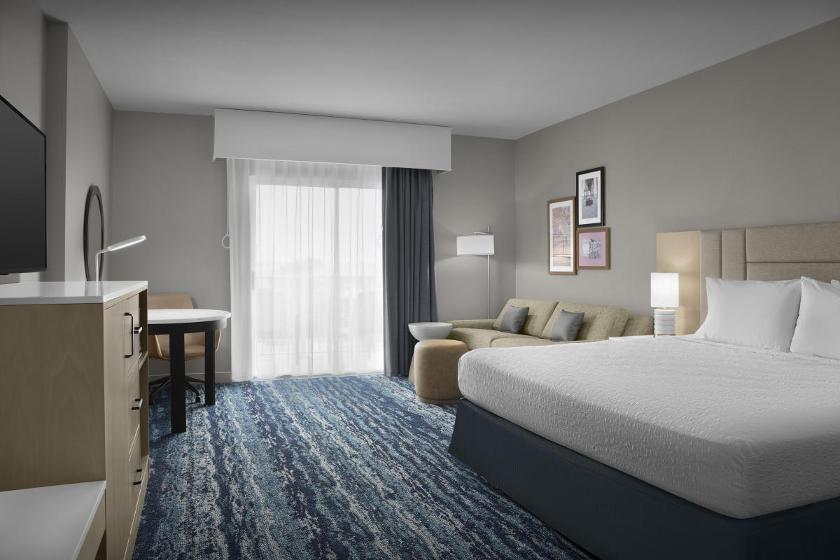 Hampton Inn Color Hampton Inn & Suites