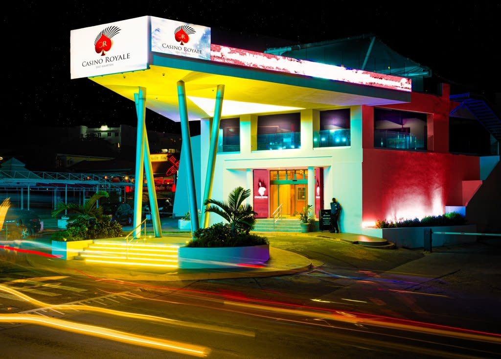 Wnętrze kasyna z grami stołowymi i automatami