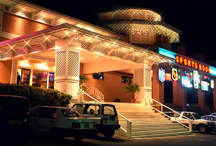Een moderne casinohal met gokautomaten en speeltafels