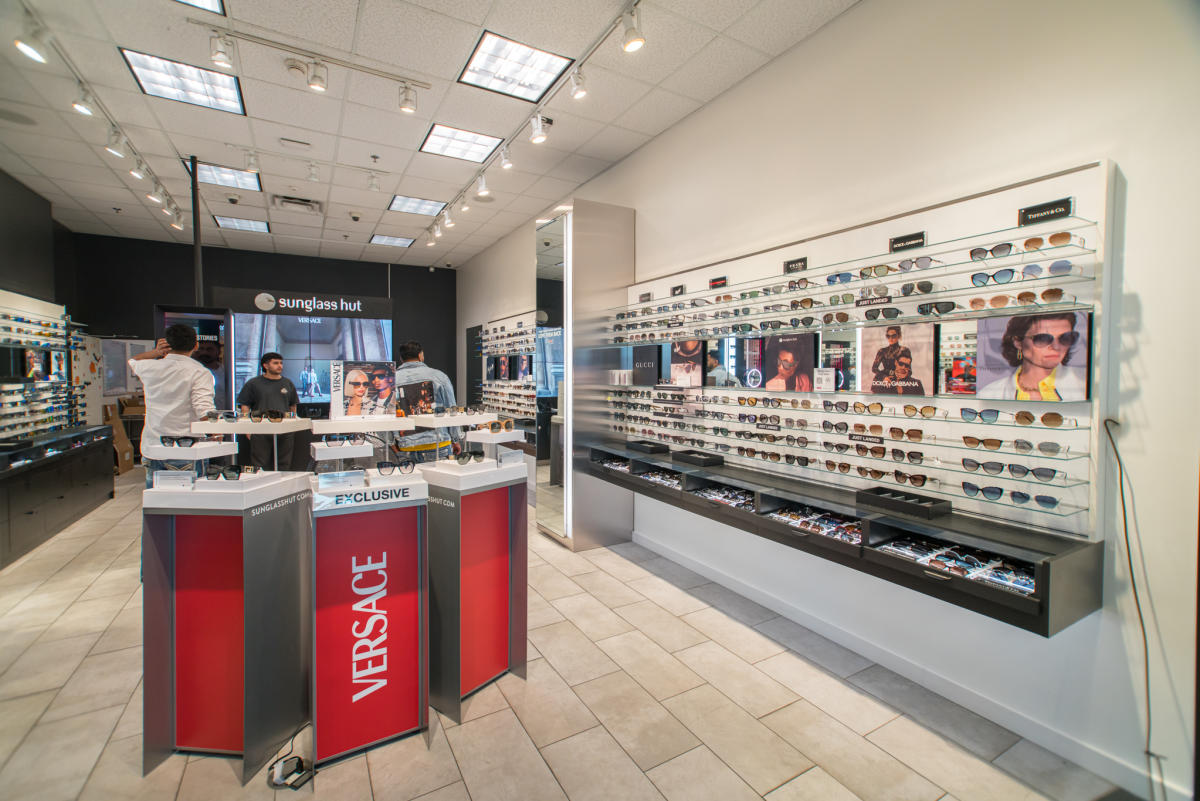 Sunglass hut hi-res stock photography and images - Alamy