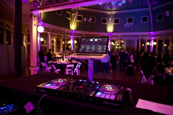 What You Need To Know Before Hiring A Wedding Dj