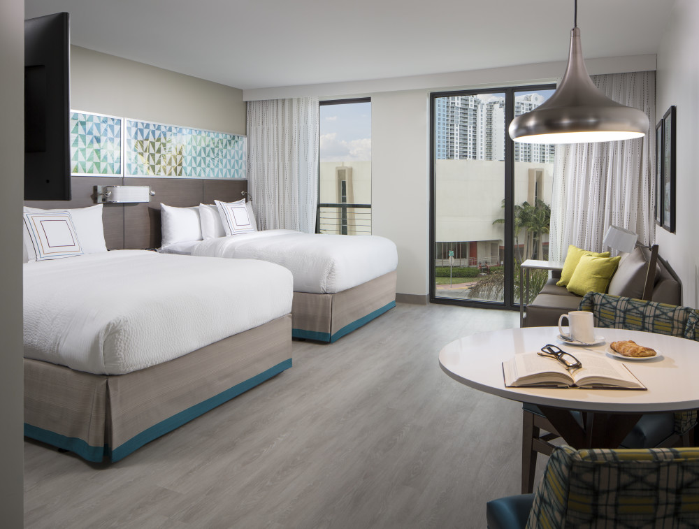 Le nostre spaziose suite monolocali Queen / Queen offrono la giusta quantità di spazio per lavorare e rilassarsi durante il vostro soggiorno vicino South Beach .