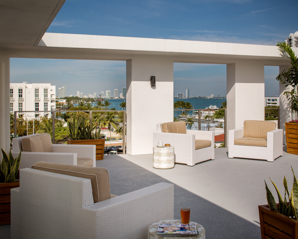 Admirez les vues spectaculaires sur Miami Beach de notre terrasse sur le toit chic. Plongez ensuite dans notre piscine extérieure pour vous rafraîchir au-dessus de la ville.