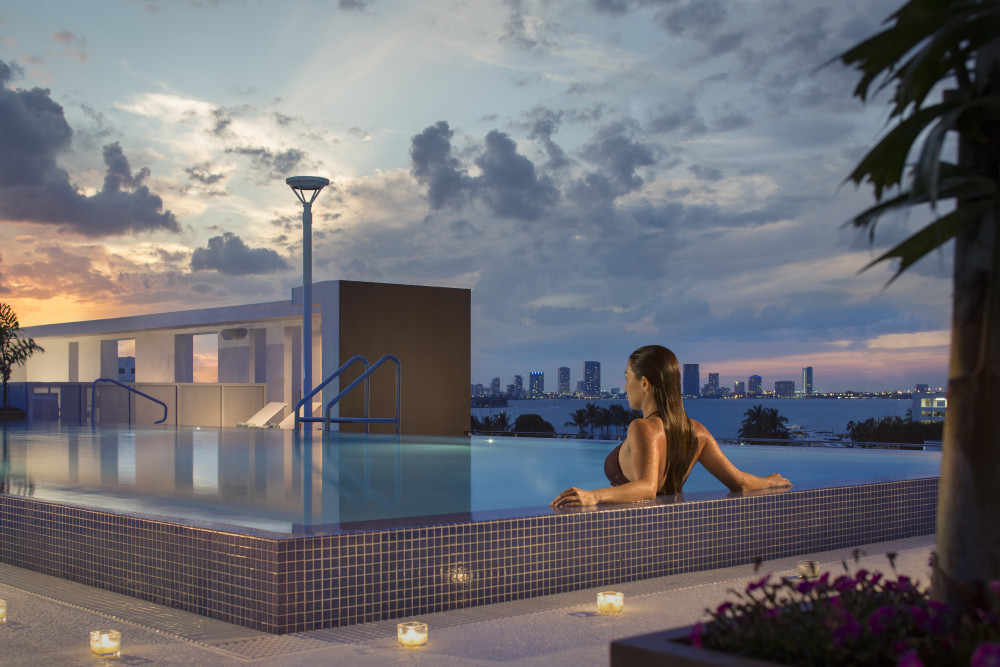 经过漫长的一天后，您可以在屋顶游泳池放松身心，欣赏迈阿密天际线迷人的景色。