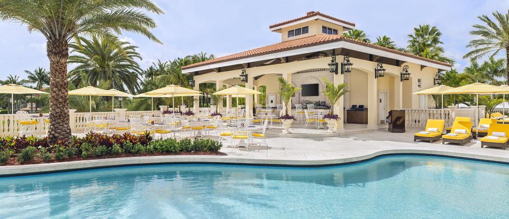 Jantar em Palm Grill Os hóspedes do nosso resort em Miami podem desfrutar de refeições ao ar livre.