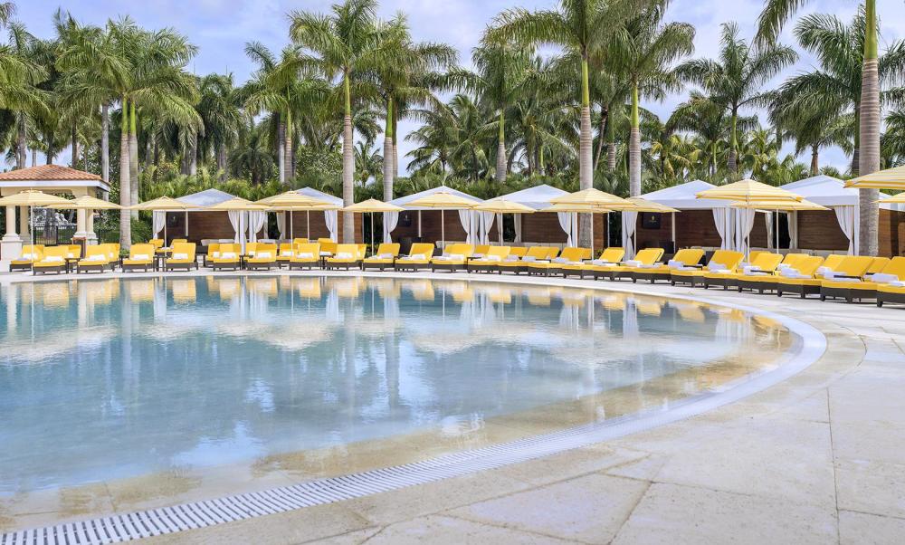 Трамп Нэшнл Doral Особенности Royal Palm Pool в Майами 18 частные кабинки для переодевания и 125 футов горки, идеальное место для отдыха на выходных в Майами.
