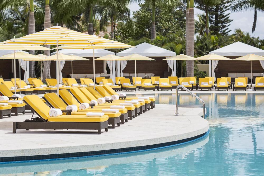 Trump National Doral Besonderheiten des Royal Palm Pool in Miami 18 private Cabanas und a 125 ft. Rutsche, die den perfekten Rahmen für Wochenendausflüge nach Miami bietet.
