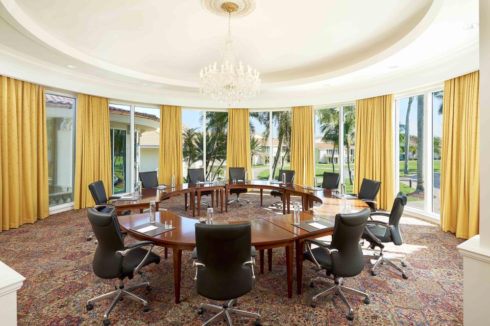 Sala de reuniões Babe Zaharias - A mesa circular cria uma atmosfera colaborativa para reuniões interativas em salas de reuniões.