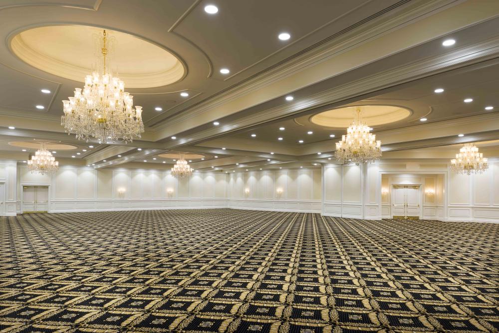 El 9.500 pies cuadrados El salón White & Gold está diseñado con buen gusto y meticulosamente en una paleta de colores blanco y dorado para un atractivo clásico, con capacidad para 1.000 huéspedes.