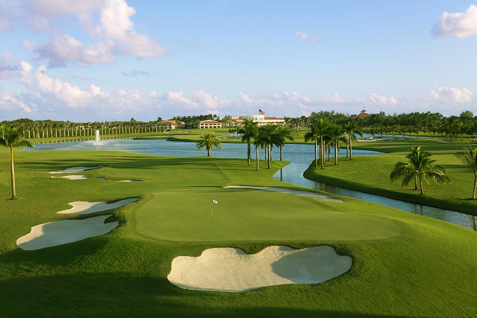 Nuestro complejo de golf de Florida alberga cuatro campos de diseño exclusivo, incluido uno de los campos de golf más icónicos, el Blue Monster.