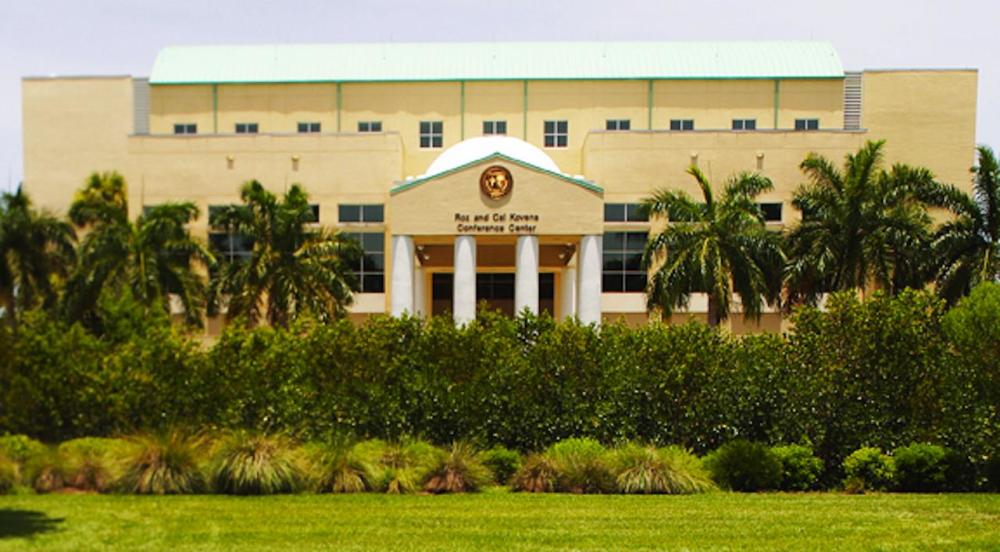 Exterior do Kovens Conference Center, localizado no belo campus da FIU em Biscayne Bay