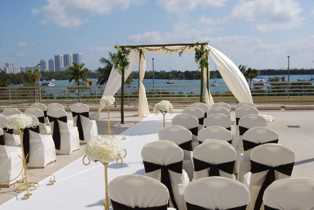 Ceremonia de bodas frente al mar con vistas a la bahía de Biscayne