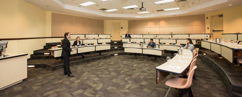 Две аудитории с презентационной техникой и 66 фиксированные места в каждой комнате, обеспечивает идеальную профессиональную настройку для ваших нужд.