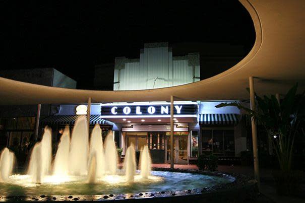 Festzelt und Eingang des Colony Theatre.