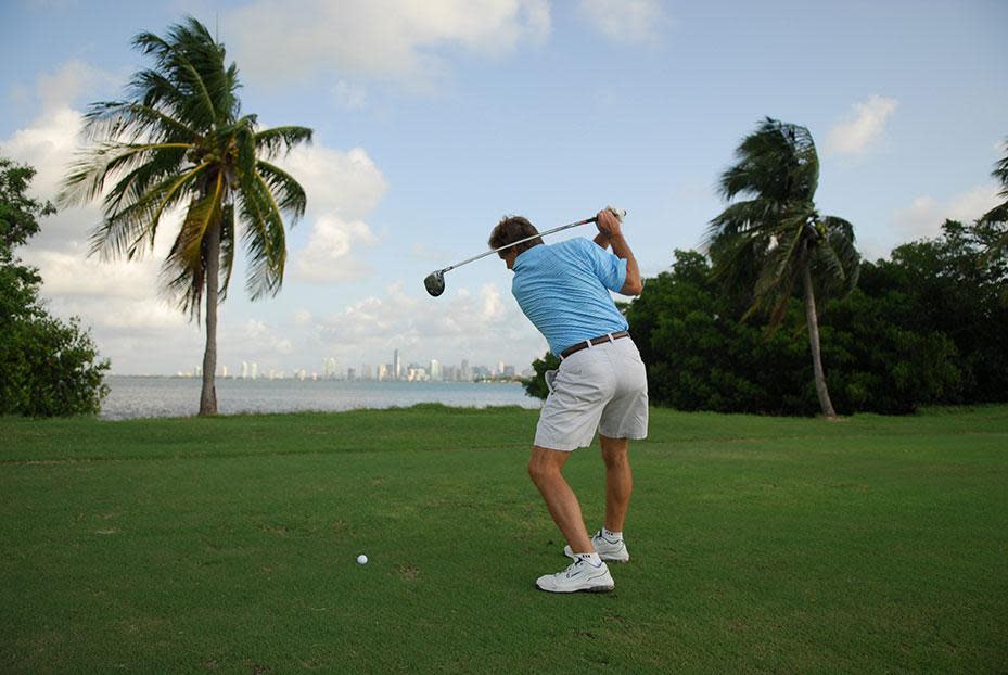 湾の向こうにマイアミのダウンタウンが見えるクランドン ゴルフでティーオフ