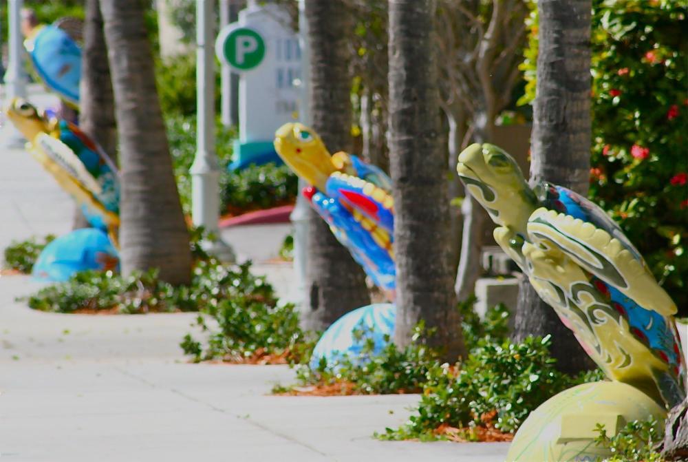 Bekannt für seine Betonung auf Turtle Conservation Awareness, Surfside zeigt kreative visuelle Erinnerungen an diese wichtigen Besucher der Beach in Form von Glasfaserschildkröten, die das öffentliche Wegerecht zieren. Jede bunte Keramikschildkröte wurde von einheimischen Künstlern bemalt, deren Namen jeweils auf der Basis jeder Schildkröte zu finden sind.
