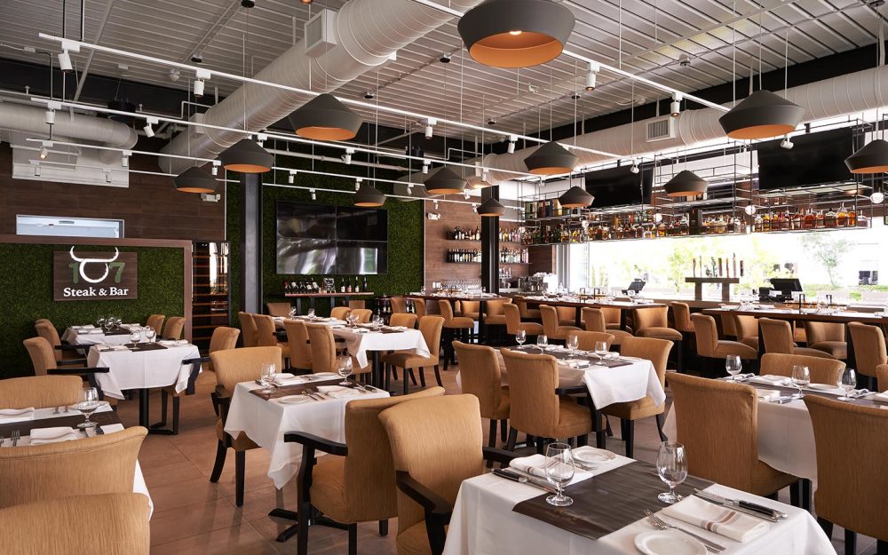 107 Steak＆Bar餐厅是一种独特的用餐体验。善待自己的冒险之旅Fusion在里面的现代用餐空间的食物Element Miami DoralHotel 。107 Steak＆Bar将Wynwood和Brickell氛围与永恒的配色方案和标志性的基本装饰融为一体Hotel 。Doral游客和迈阿密地区的当地人一直在等待一家餐厅，例如107 ，将优质食材与优质服务相结合。