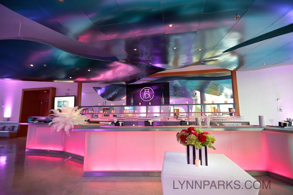 Atrio con la barra luminiscente diseñada por Frank Gehry _ Foto rosa por Lynn Parks