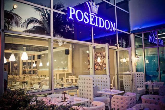 Restaurante Poseidon y salón al aire libre