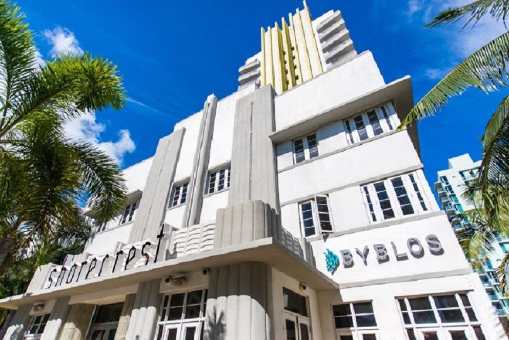 ショアクレストの本拠地である建物の正面。 Byblos Miami