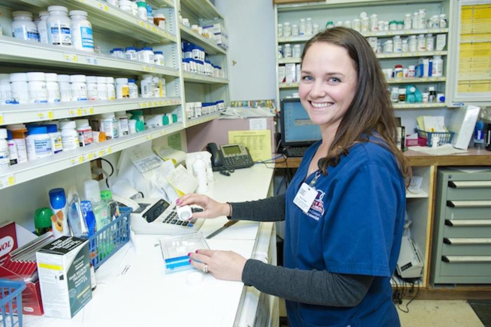 Il Doris Ison Health Center di CHI ha una farmacia a servizio completo, aperta fino a tardi 22