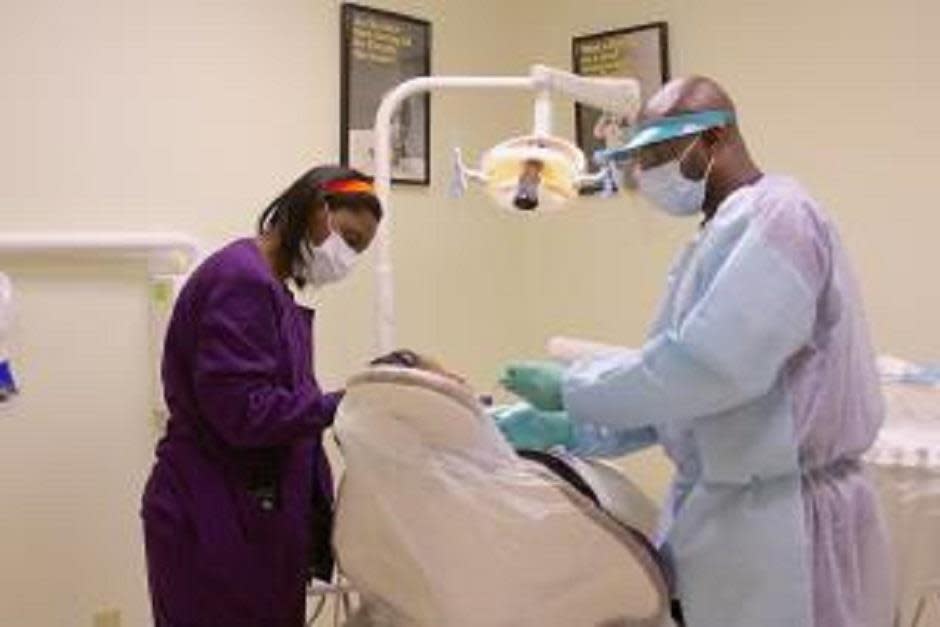 El oeste de chi Perrine Centro de salud ofrece servicios dentales.