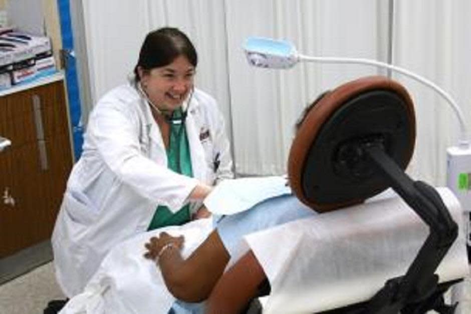 Die MLK Jr. Clinica Campesina von CHI bietet OB- / GYN-Frauendienste an.