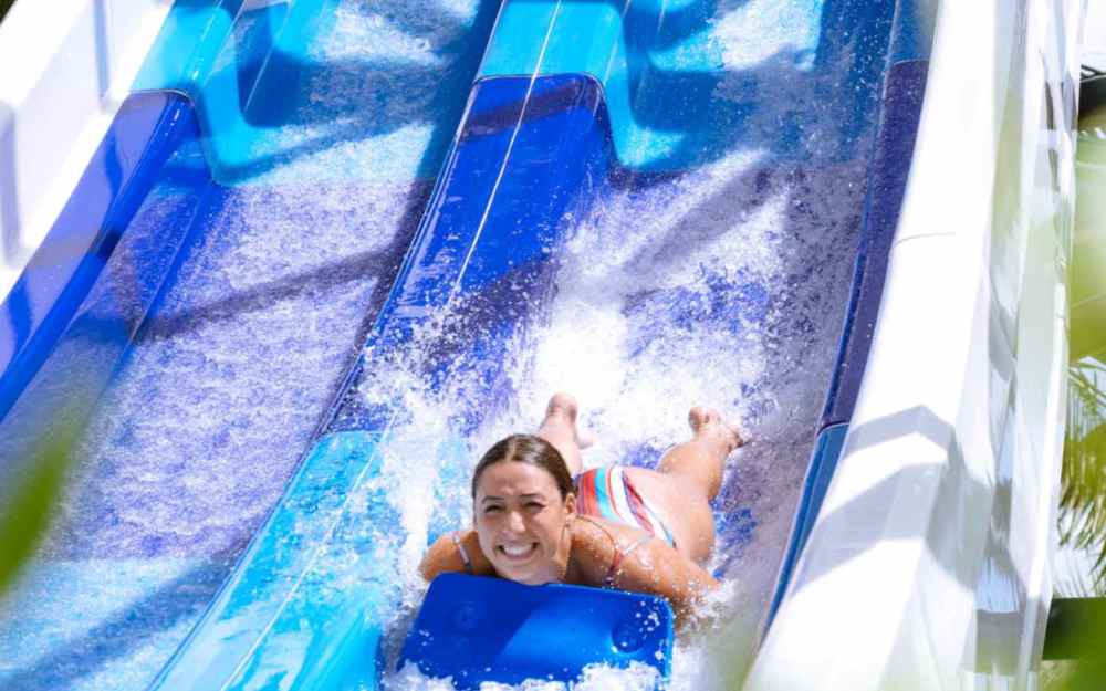 Whizzard: Race friends through high-speed AquaTube. Twist, turn, loop, and drop for a thrilling ride to the finish line!