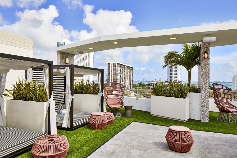 corrente alternata Hotel Miami Wynwood Pool Cabanas con vista sulla baia