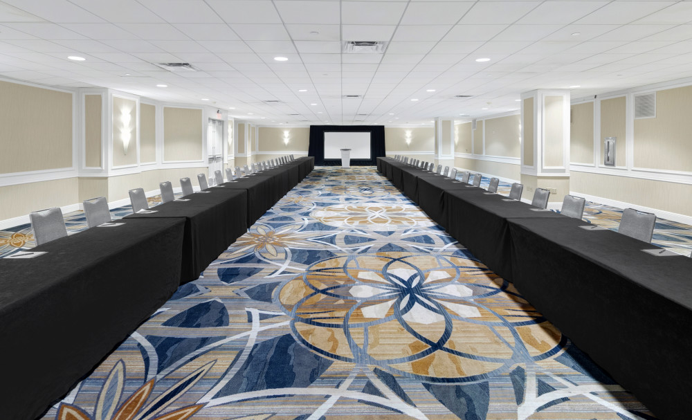 随着结束135,000平方英尺的宴会厅空间，查看我们的 Brickell Room U 型布置。