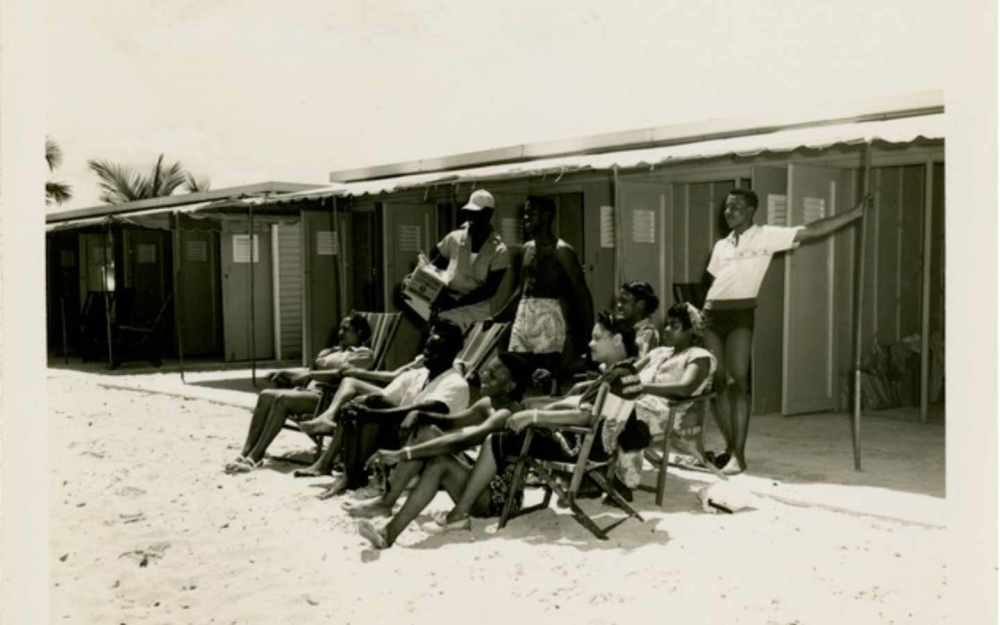Beach spectateurs nan Virginia Key Beach Park nan 1952