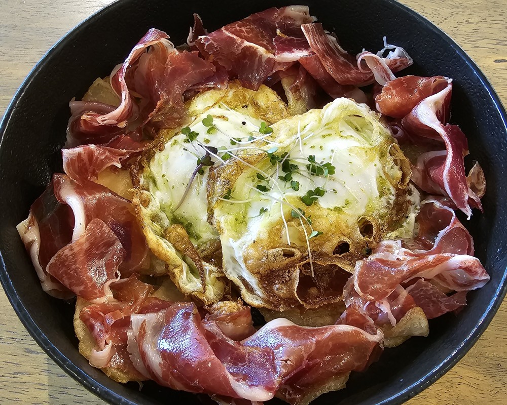 Fried eggs and fried potatoes with Iberico Ham