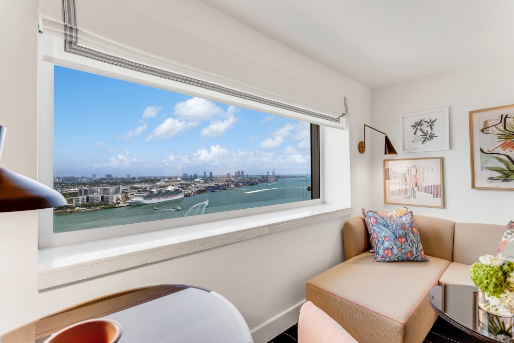 Nosso novo quarto King Classic com vista para o mar oferece vistas diretas de Port Miami, Biscayne Bay e do Oceano Atlântico.